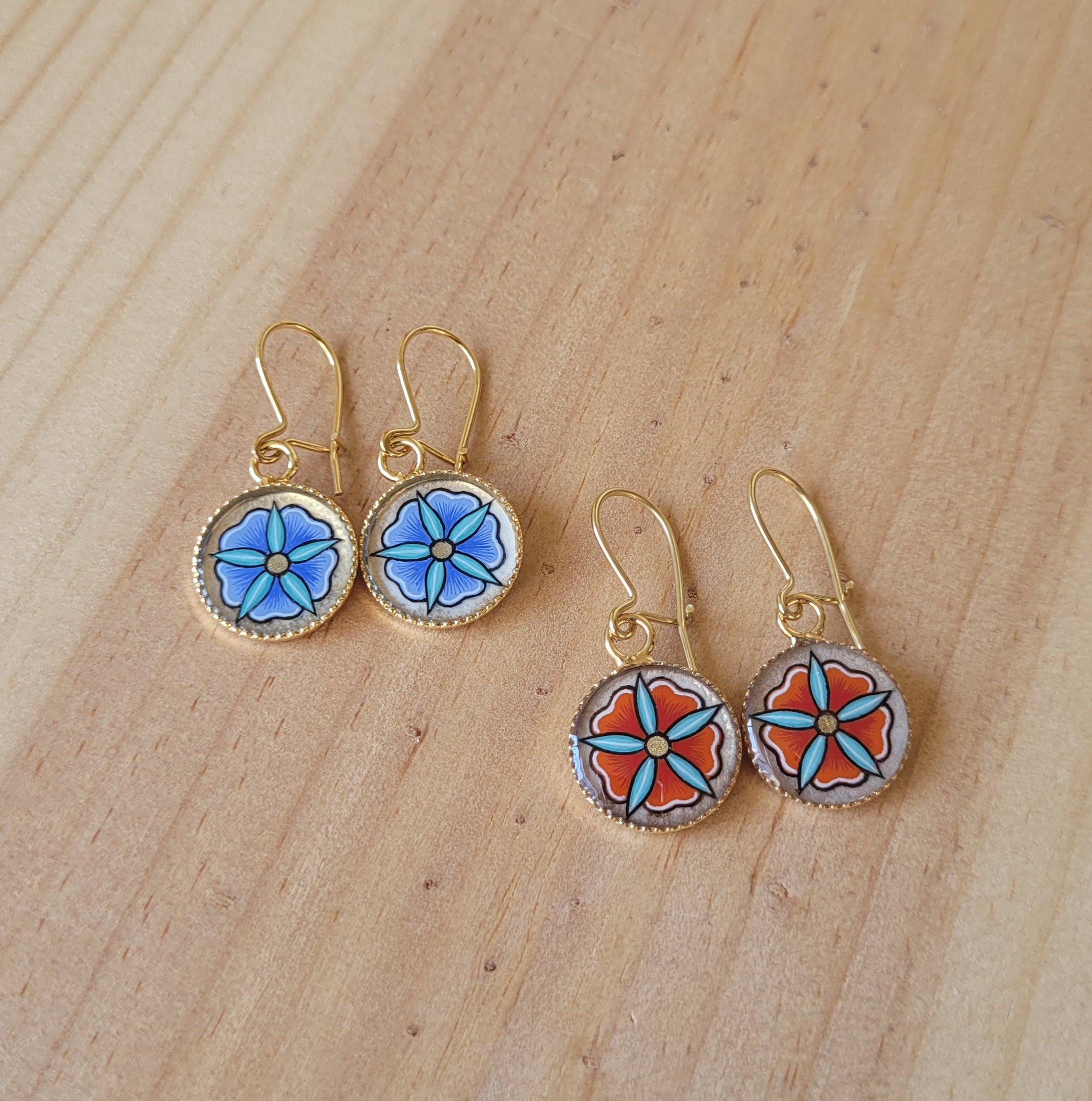 Boucles d'oreille enlumin&eacute;es petites fleurs printani&egrave;res