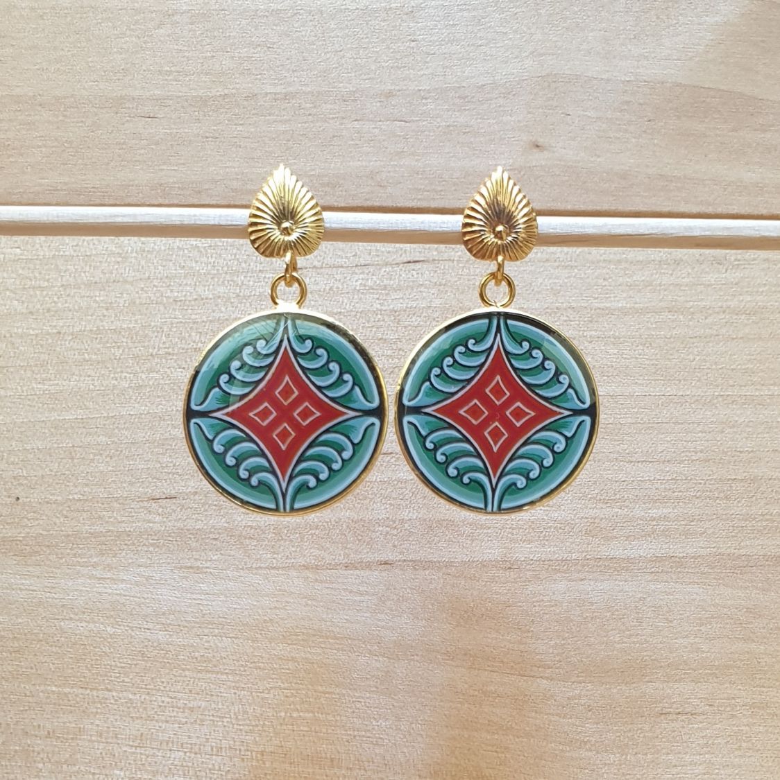 Boucles d'oreille enluminure motif végétal médiéval