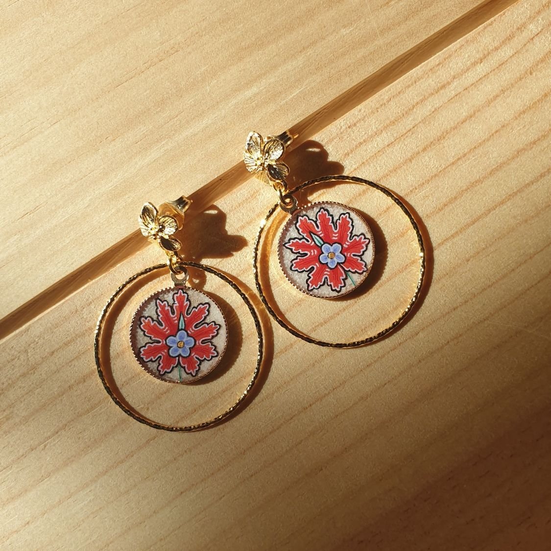 Boucles d'oreille pendantes fleur orientale rouge