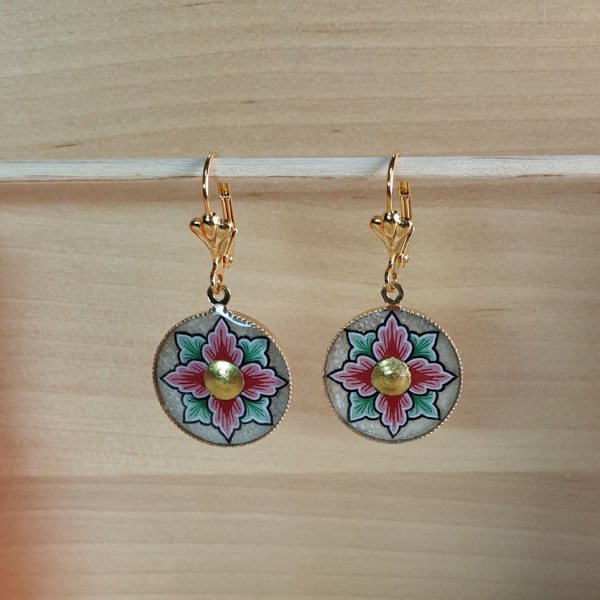 Boucles d'oreille pendantes printani&egrave;res fleur rose ou bleue