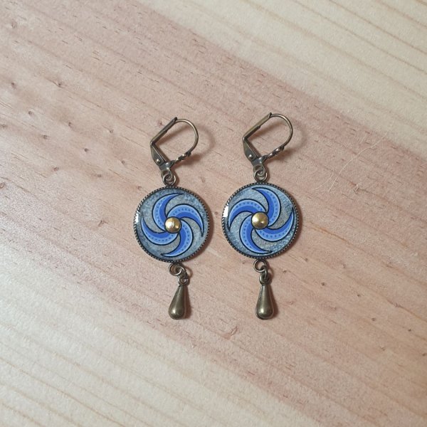 Boucles d'oreille pendantes enlumin&eacute;es spirale bleue