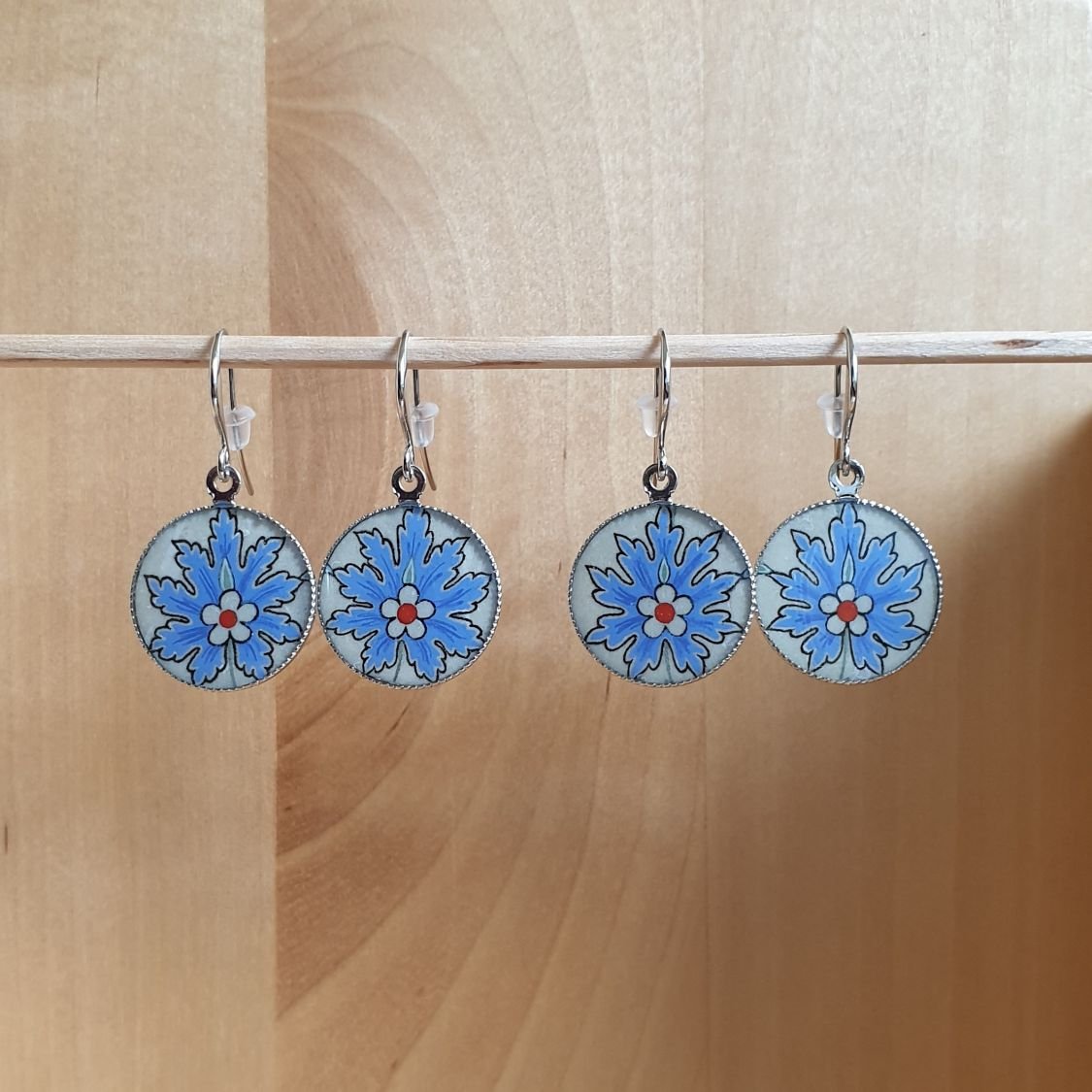 Orecchini pendenti con fiori orientali blu