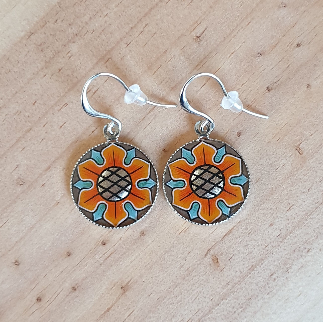 Boucles d'oreille discrètes enluminées aux couleurs de l'automne