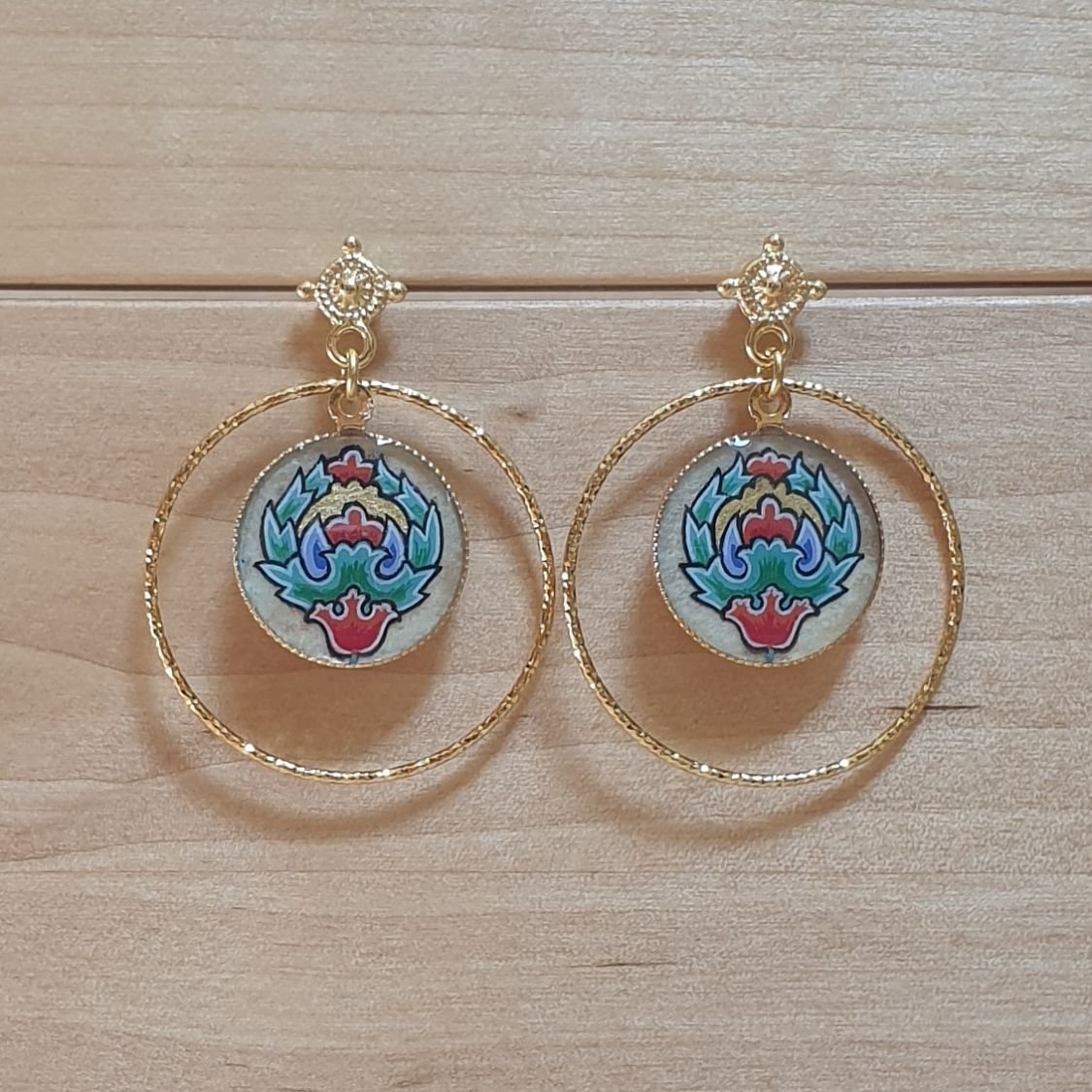 Boucles d'oreille pendantes enluminées fleur orientale