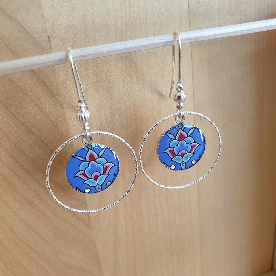 Orecchini pendenti con fiori e arabeschi blu/argento/verde/rosa