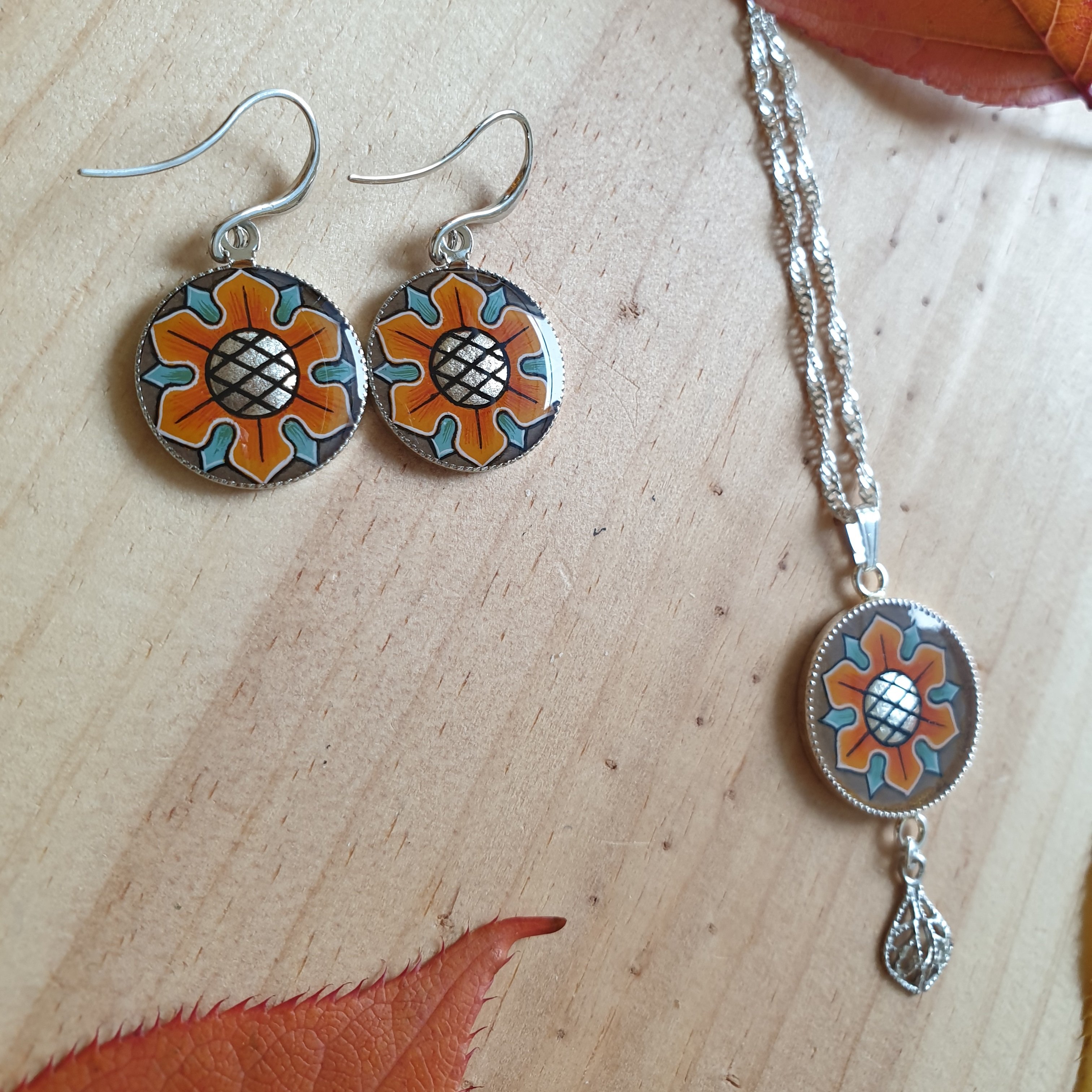 Boucles d'oreille discr&egrave;tes enlumin&eacute;es aux couleurs de l'automne