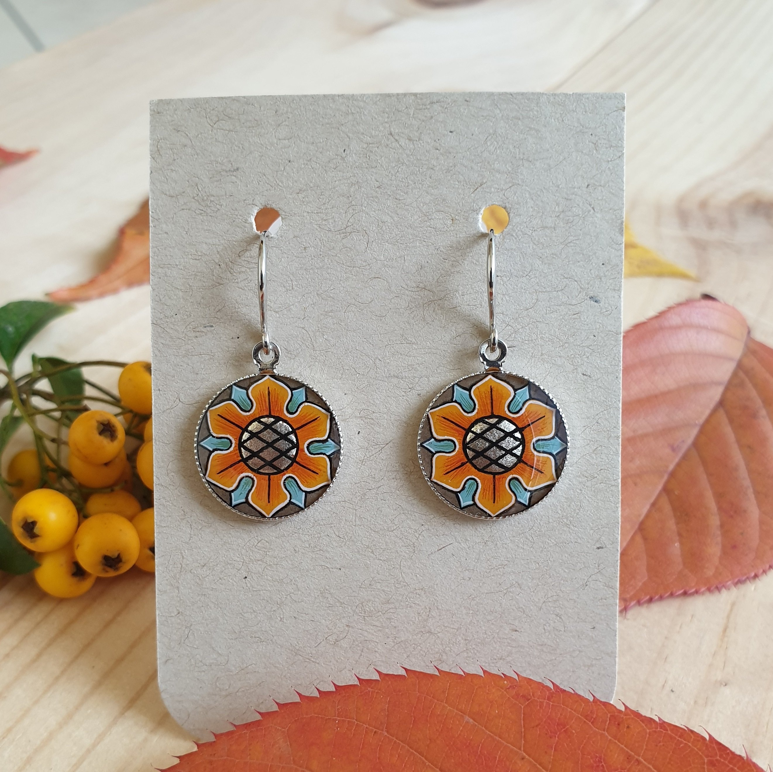 Boucles d'oreille discr&egrave;tes enlumin&eacute;es aux couleurs de l'automne