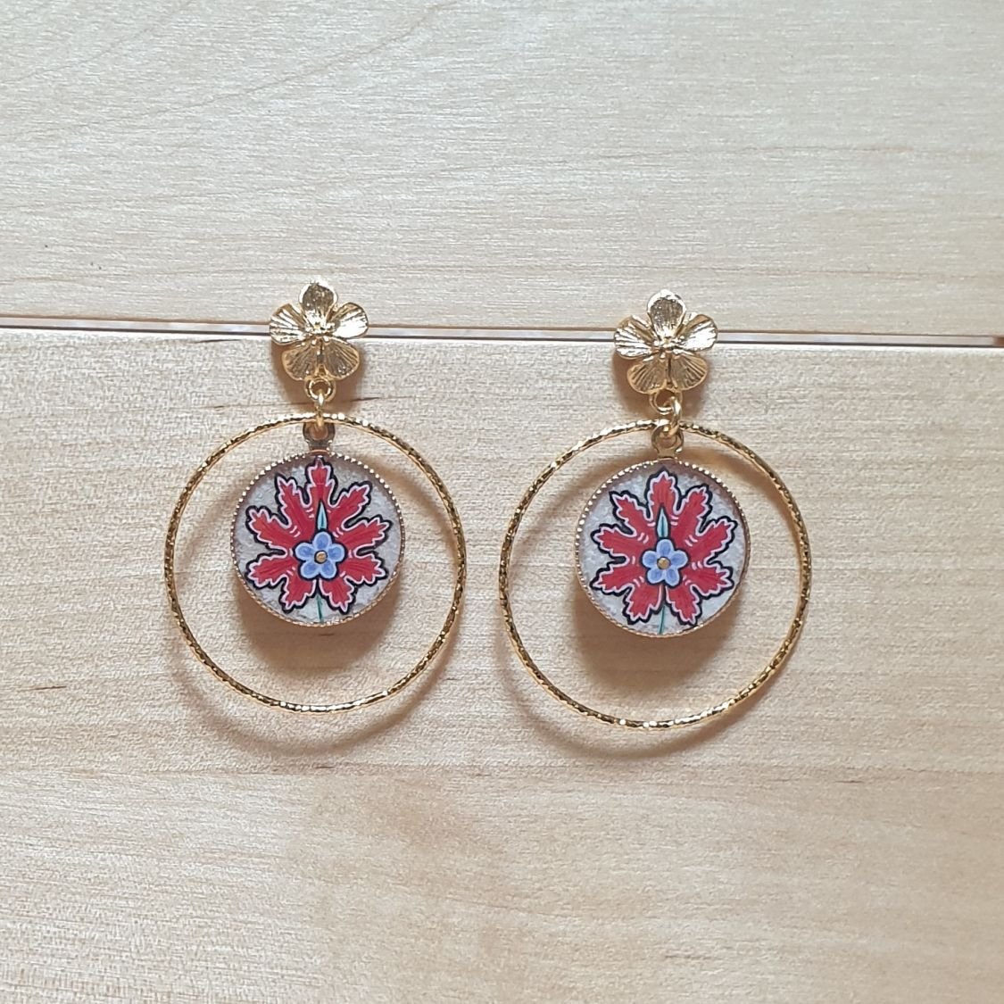 Boucles d'oreille pendantes fleur orientale rouge