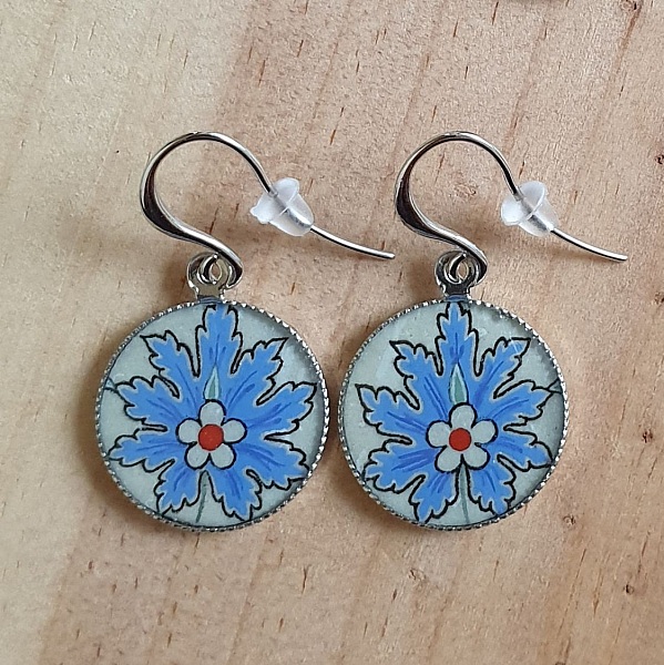 Orecchini pendenti con fiori orientali blu