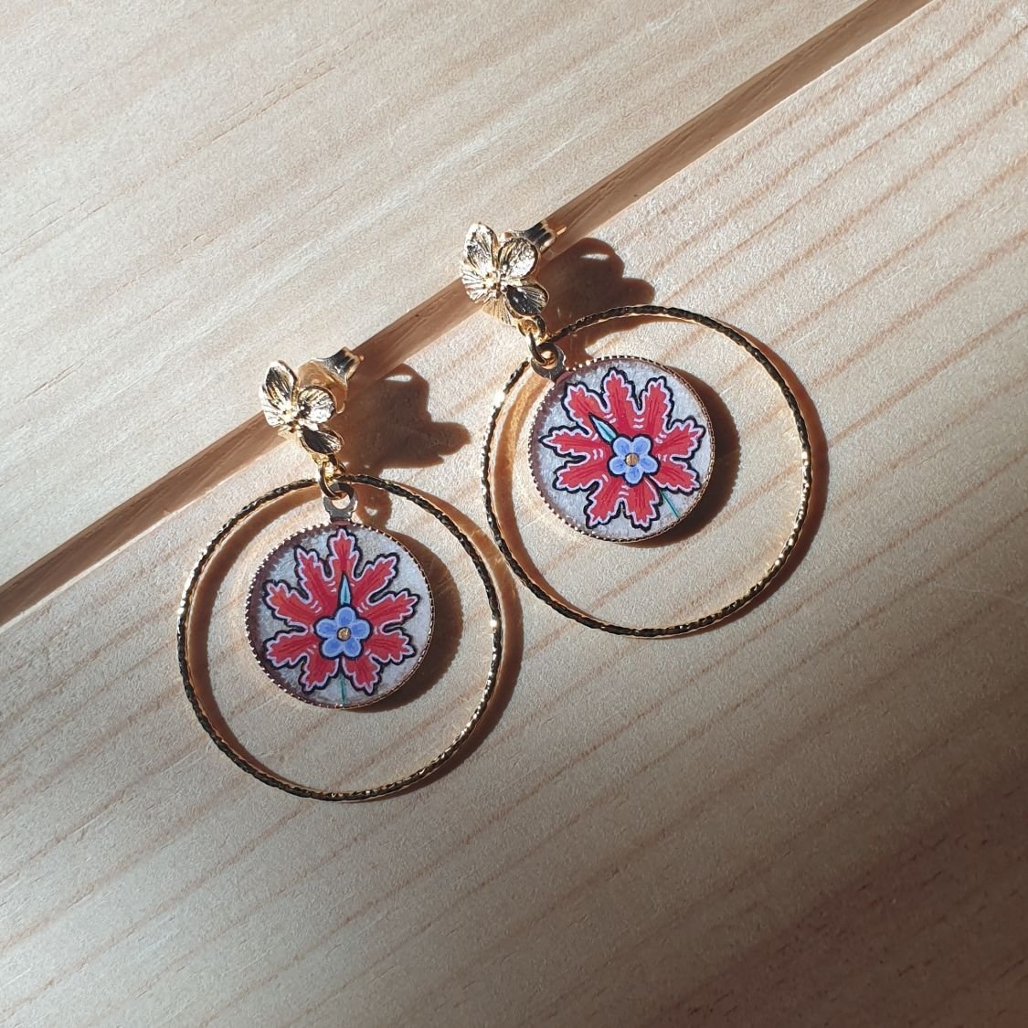 Boucles d'oreille pendantes fleur orientale rouge