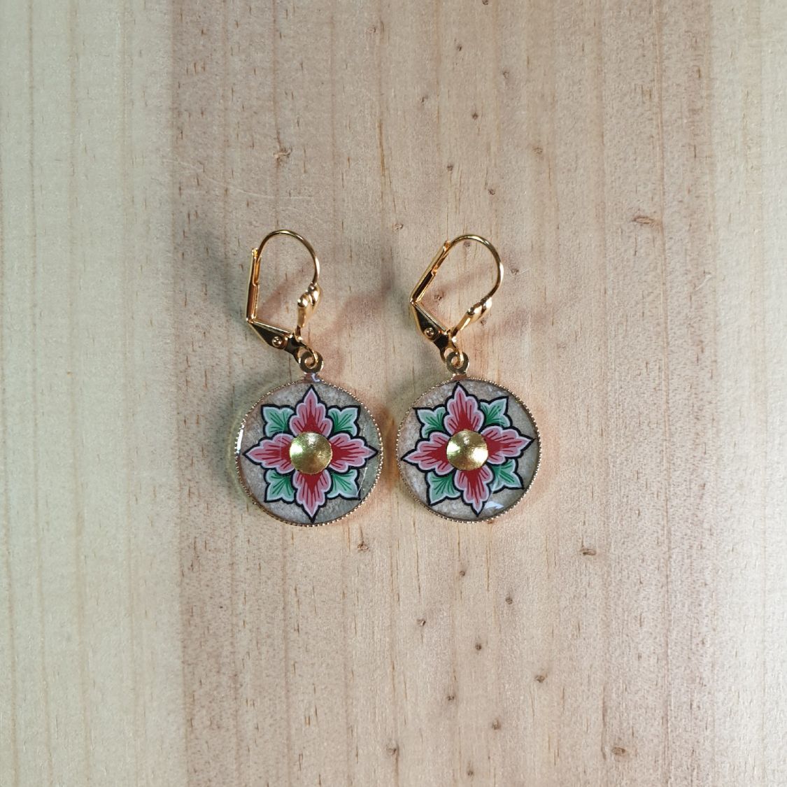 Boucles d'oreille pendantes printanières fleur rose ou bleue