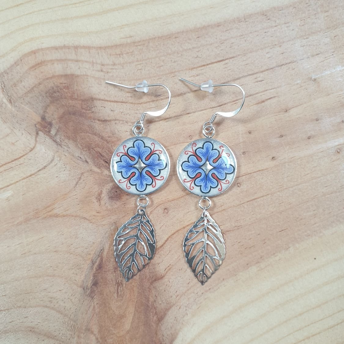 Boucles d'oreille pendantes enluminure motif végétal et feuille