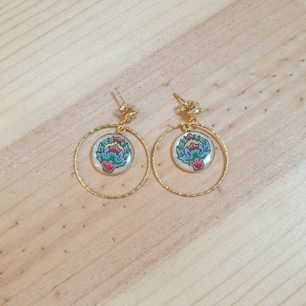 Boucles d'oreille pendantes enlumin&eacute;es fleur orientale