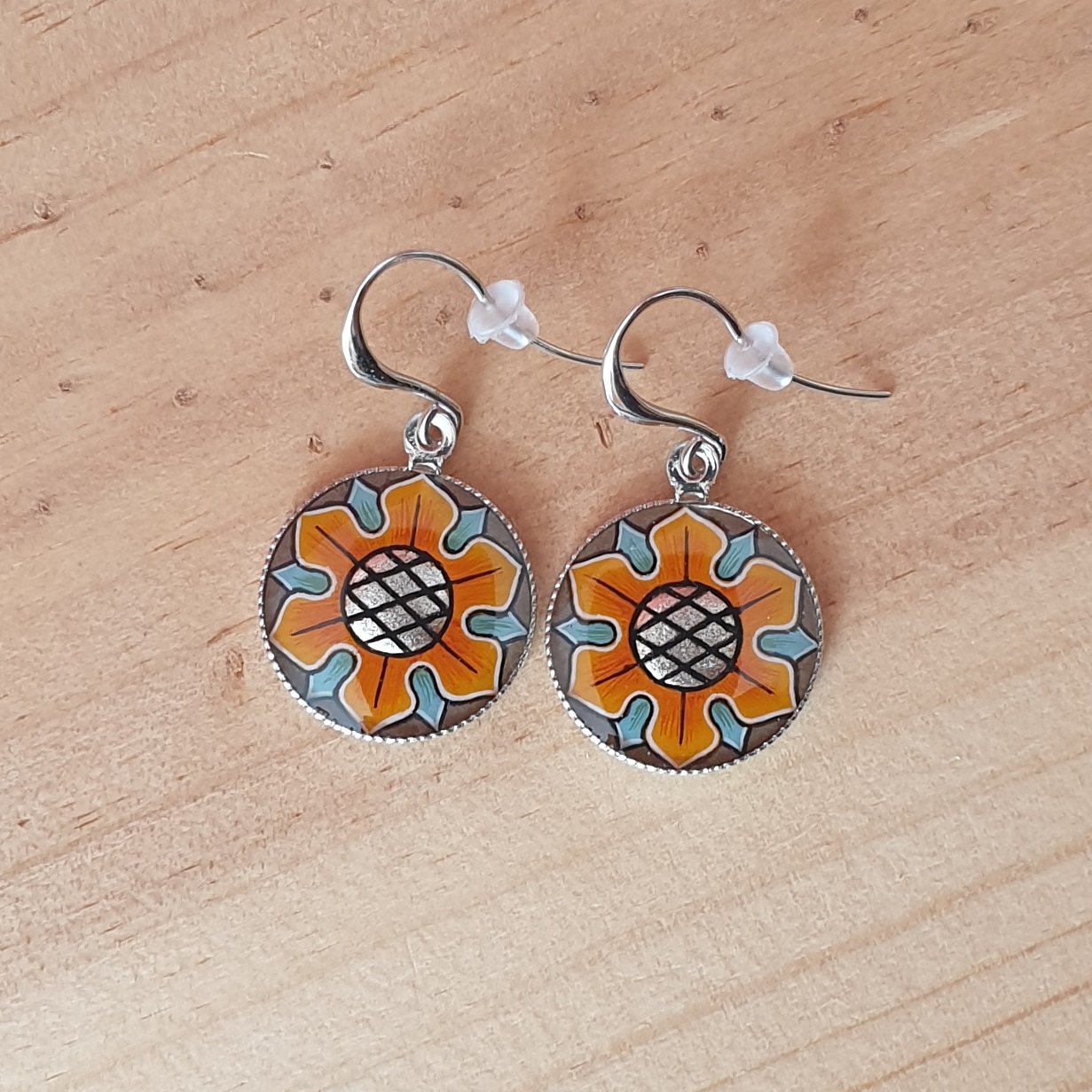 Boucles d'oreille discrètes enluminées aux couleurs de l'automne