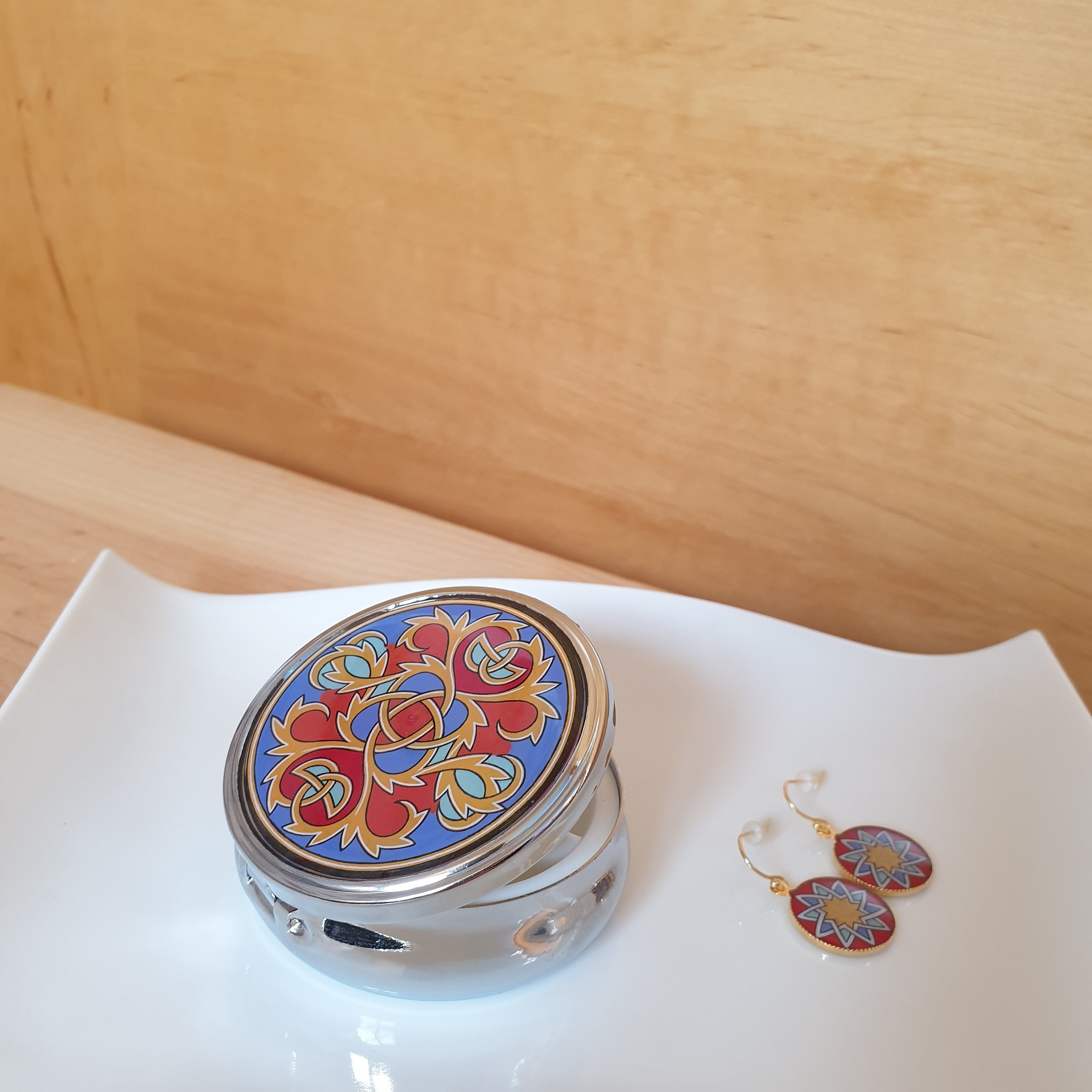 Bo&icirc;te pilulier enluminure palmettes entrelac&eacute;es