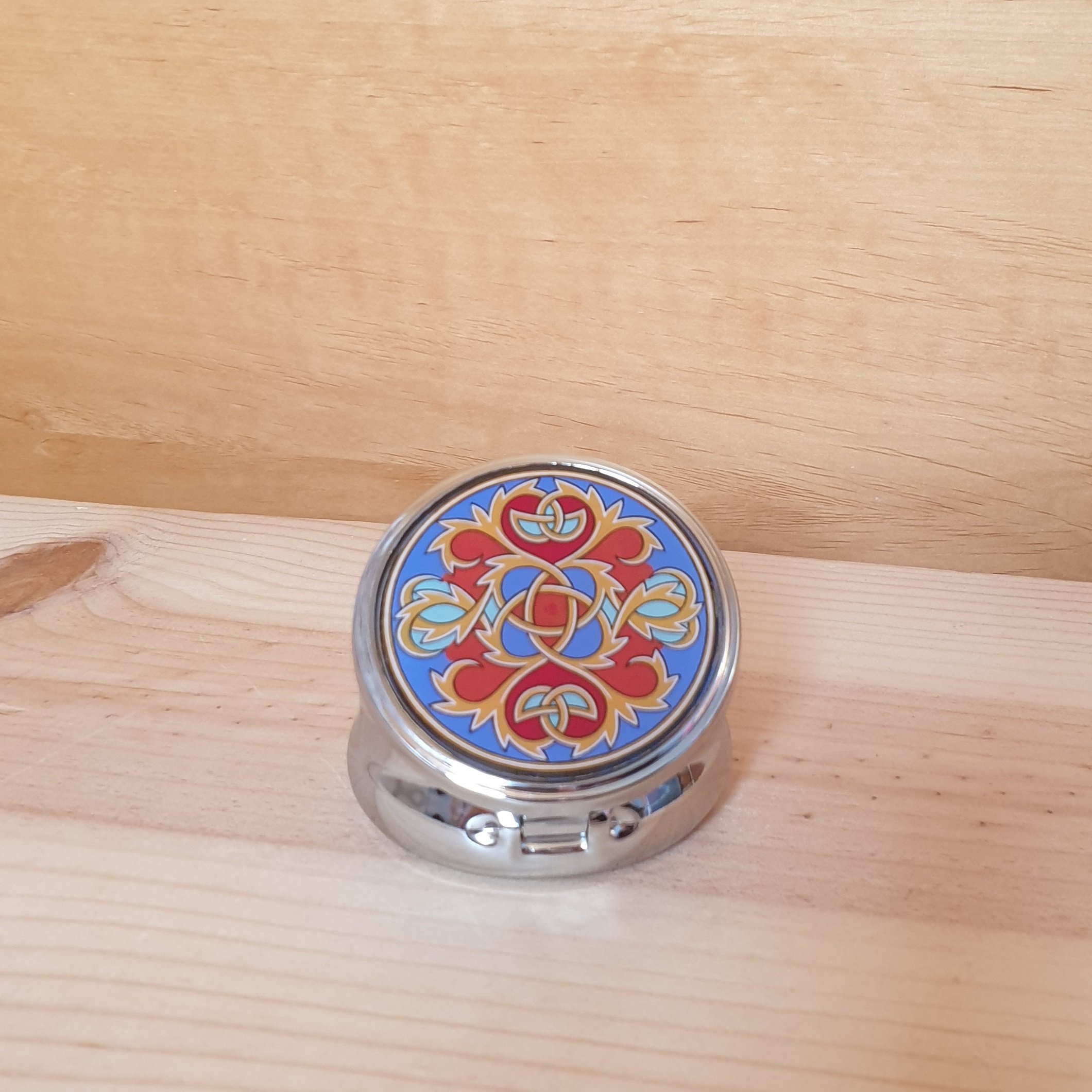 Bo&icirc;te pilulier enluminure palmettes entrelac&eacute;es