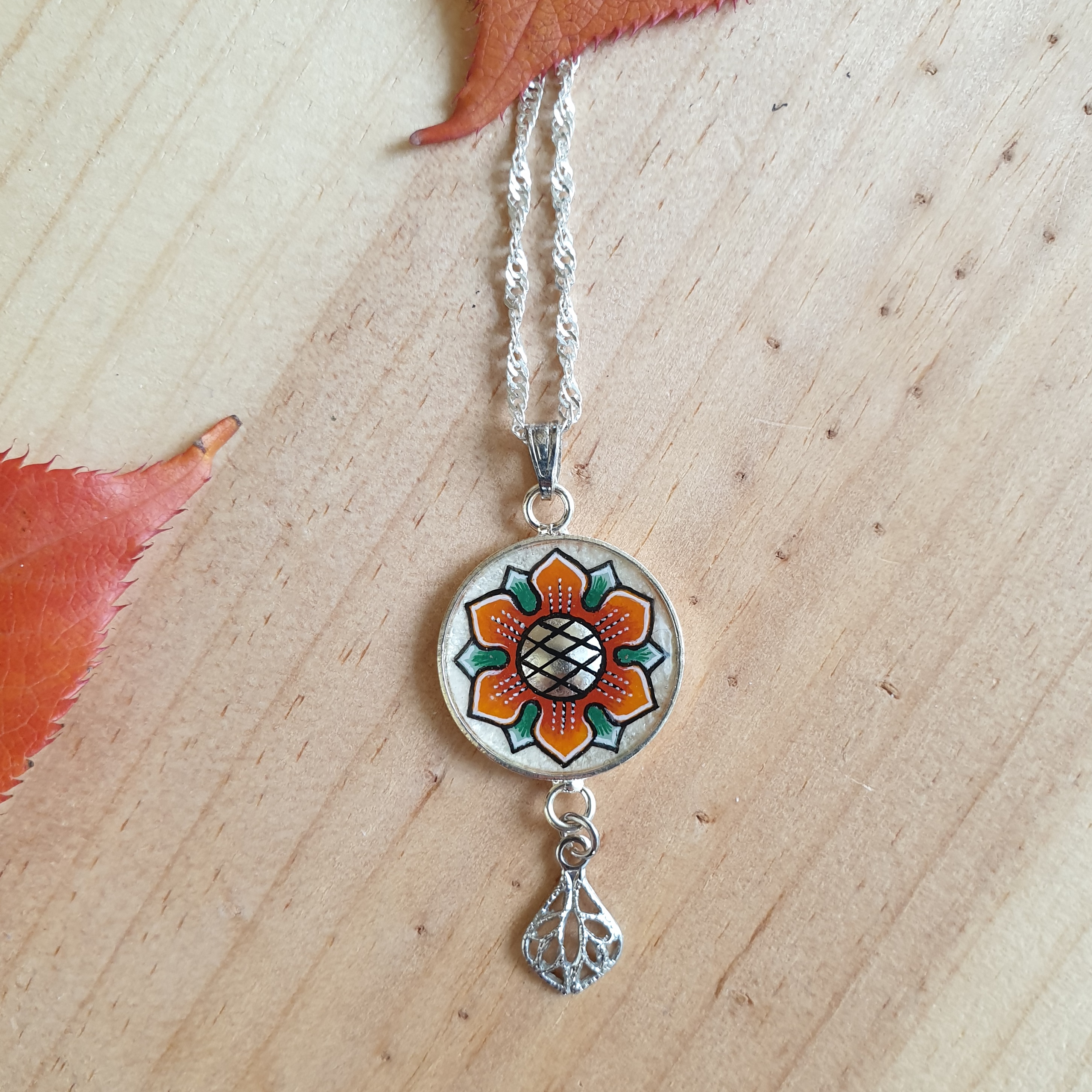 Collana con ciondolo a forma di fiore primaverile arancione/oro su catena d'argento