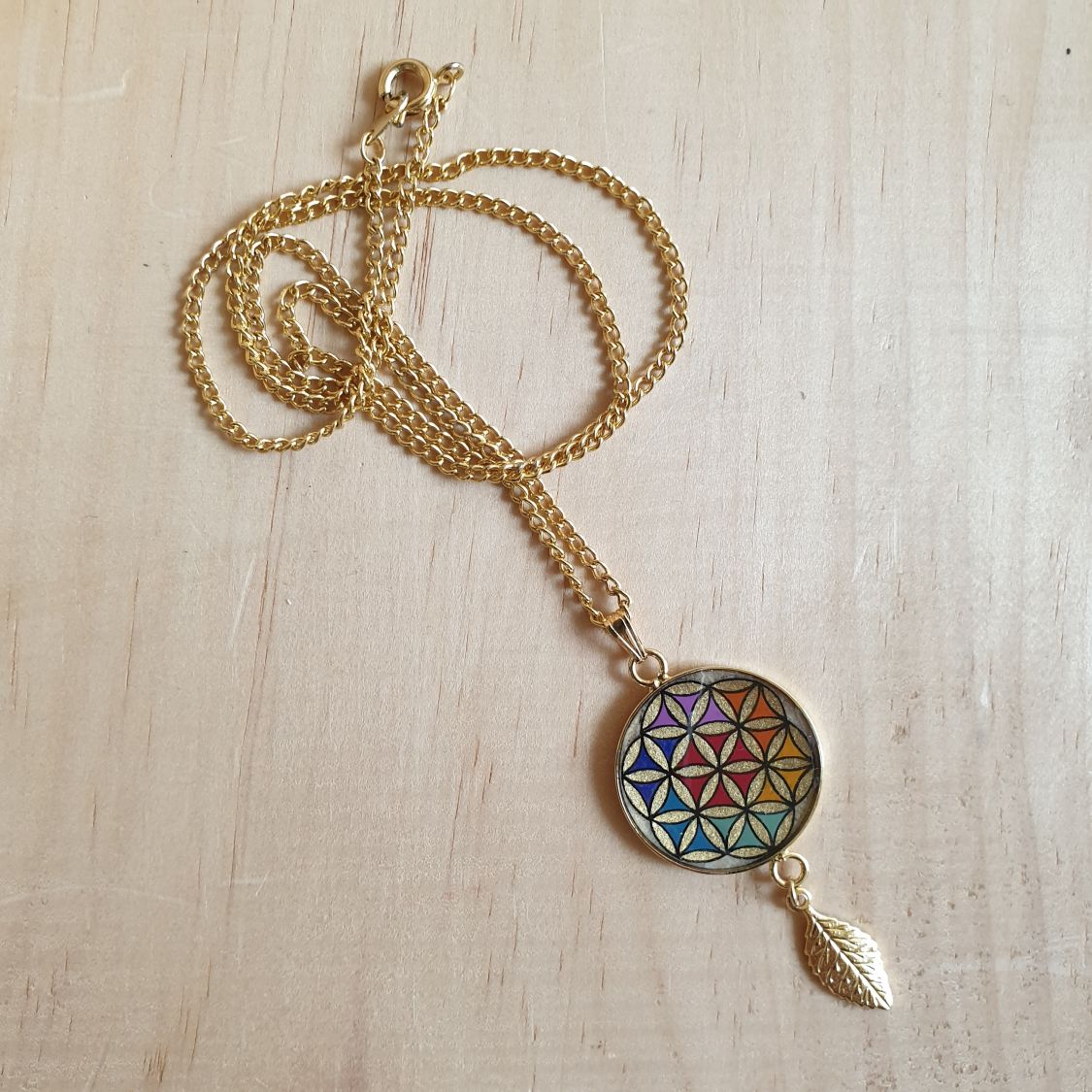 Collier pendentif fleur de vie et feuille