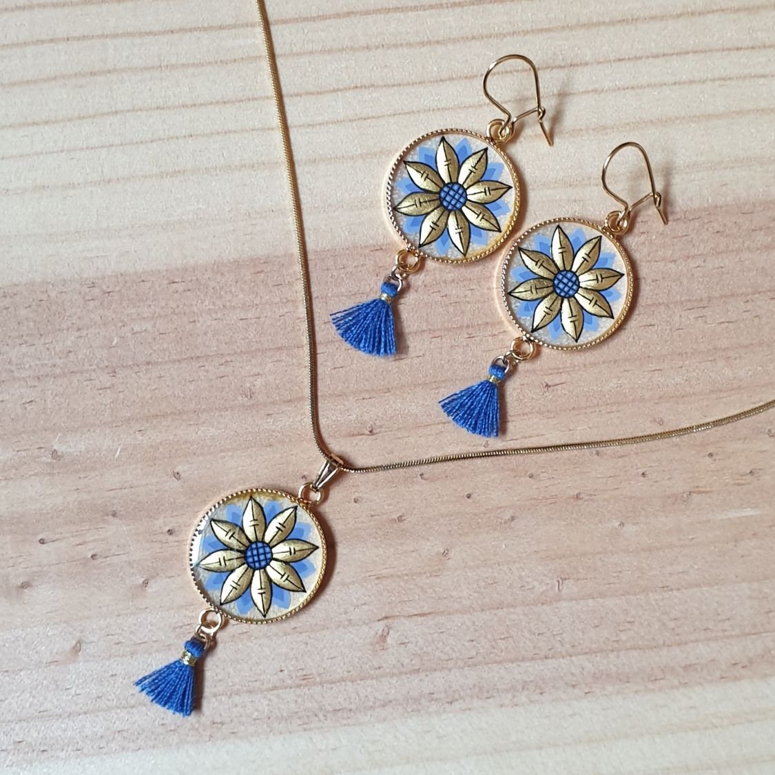 Collana con ciondolo a fiore oro/blu su catena d'oro