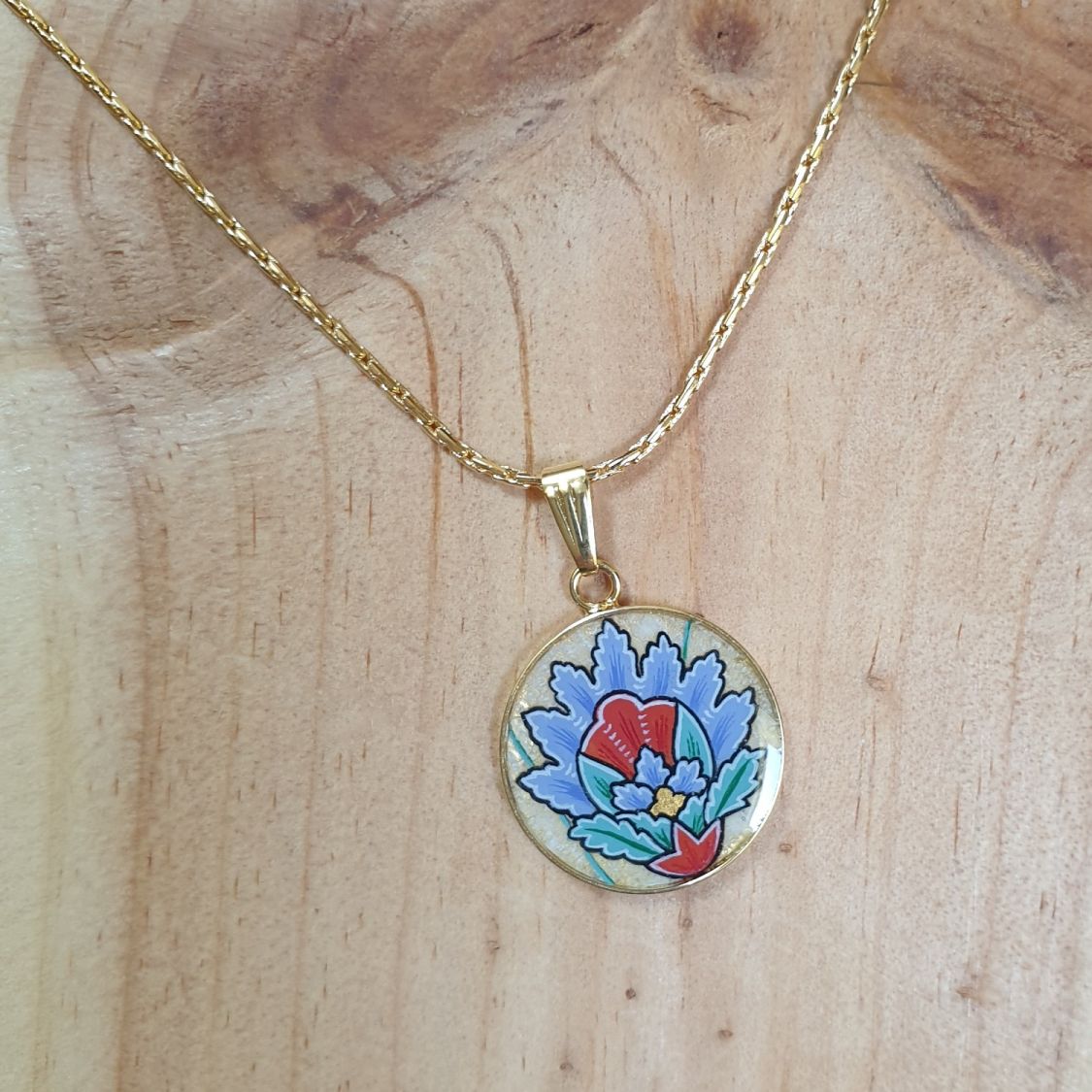 Collana con ciondolo a forma di fiore orientale blu illuminato