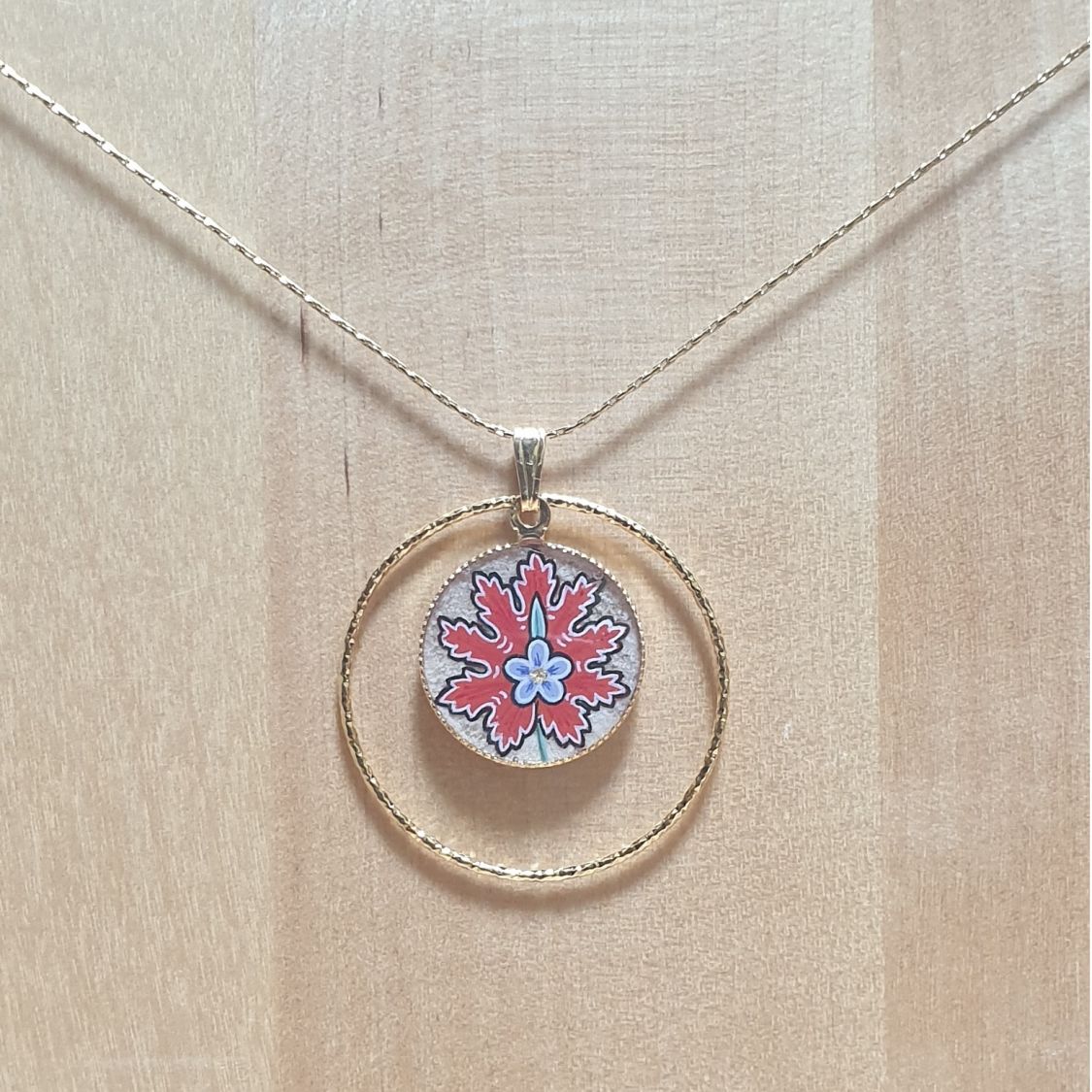 Collier pendentif fleur orientale rouge sur chaîne dorée