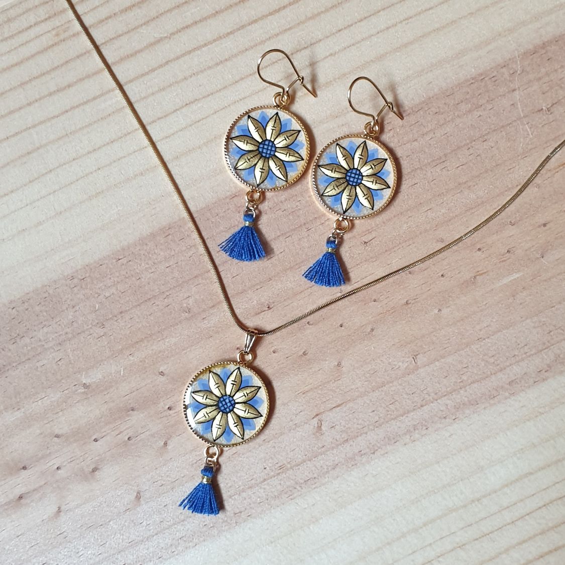 Collana con ciondolo a fiore oro/blu su catena d'oro