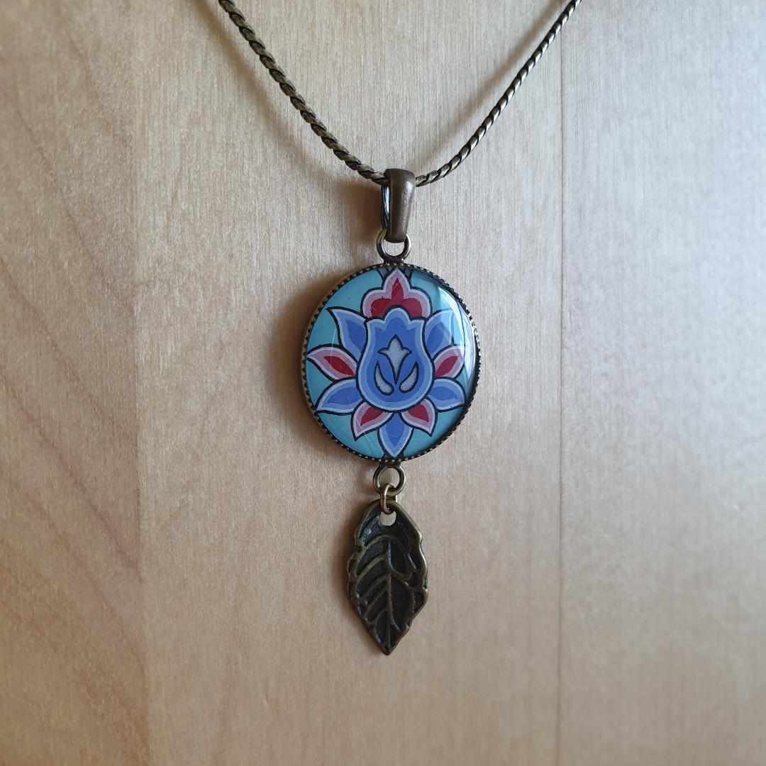 Collana con ciondolo a fiore verde/blu/rosa su catena d'argento