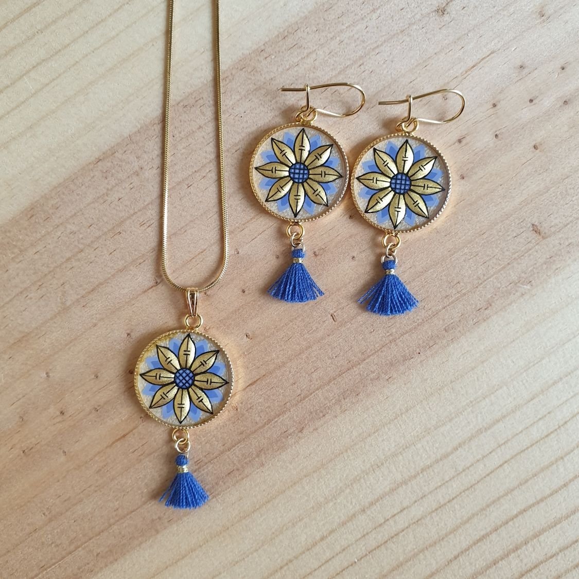 Collana con ciondolo a fiore oro/blu su catena d'oro