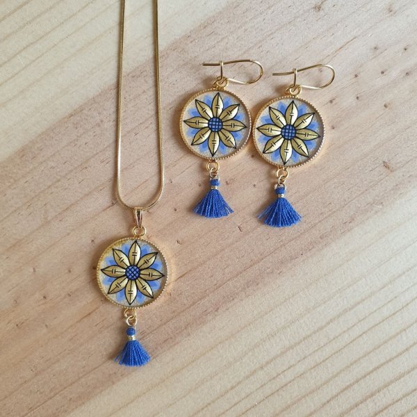 Collana con ciondolo a fiore oro/blu su catena d'oro