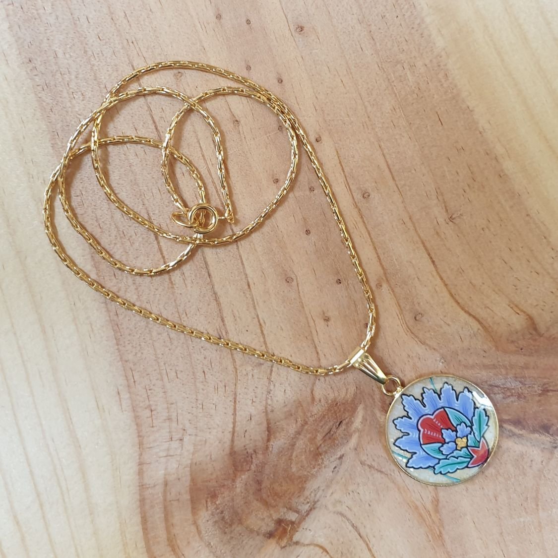 Collana con ciondolo a forma di fiore orientale blu illuminato