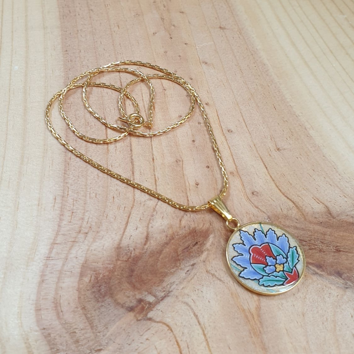 Collana con ciondolo a forma di fiore orientale blu illuminato