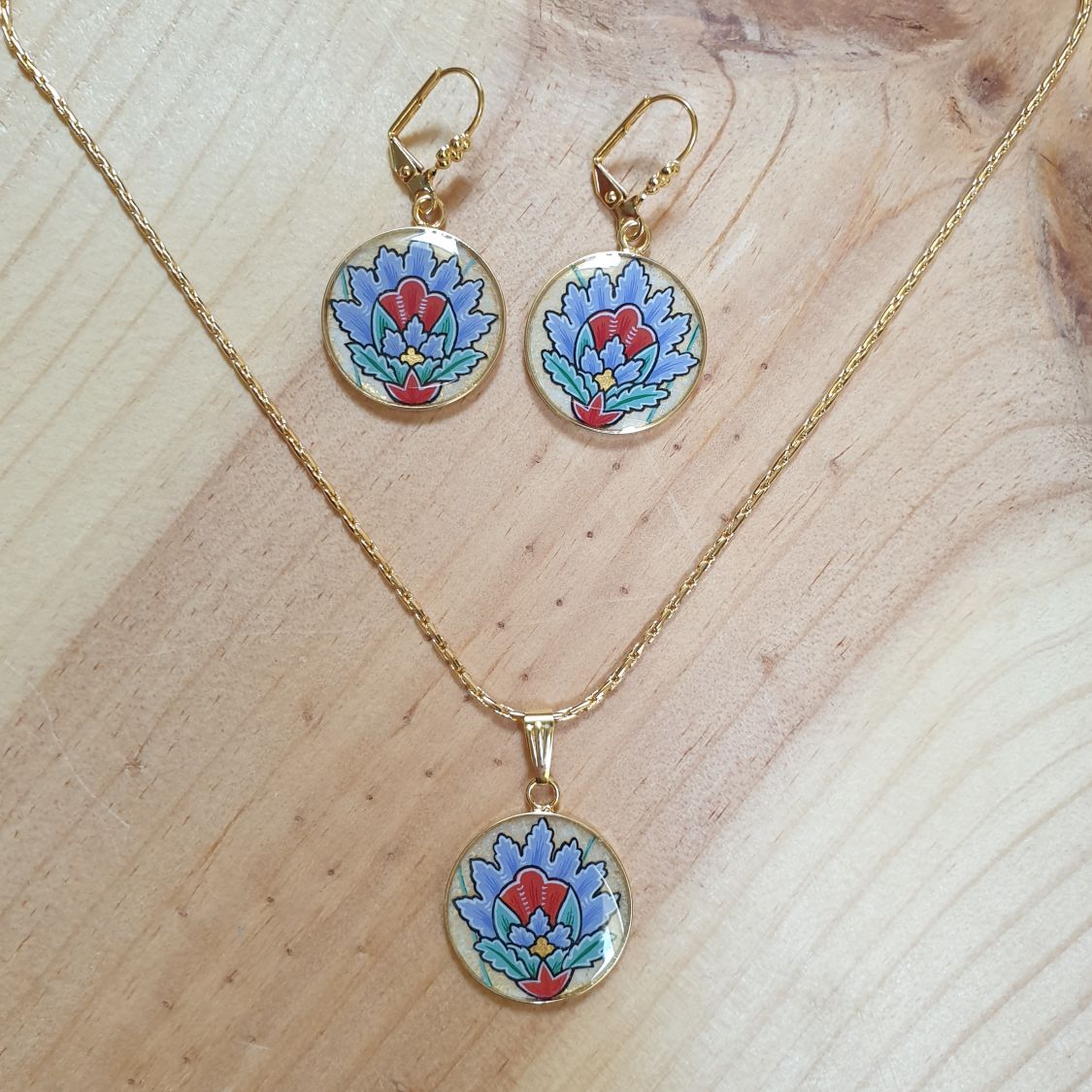 Collana con ciondolo a forma di fiore orientale blu illuminato