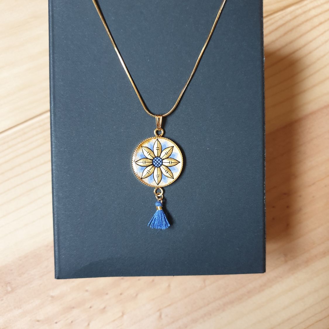 Collana con ciondolo a fiore oro/blu su catena d'oro