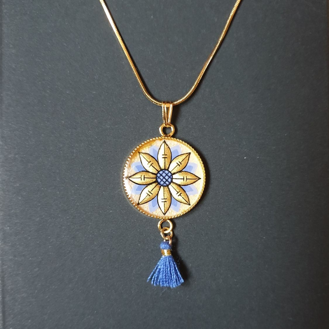 Collana con ciondolo a fiore oro/blu su catena d'oro