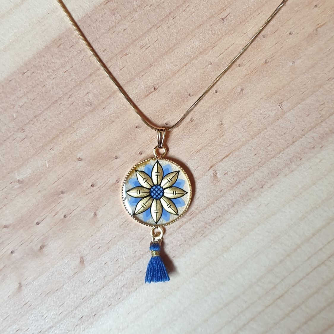 Collana con ciondolo a fiore oro/blu su catena d'oro