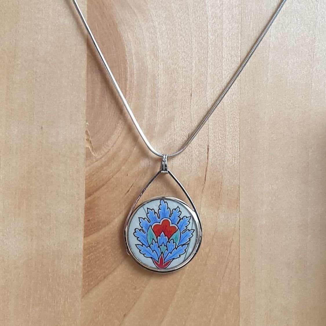 Collier pendentif fleur orientale bleue