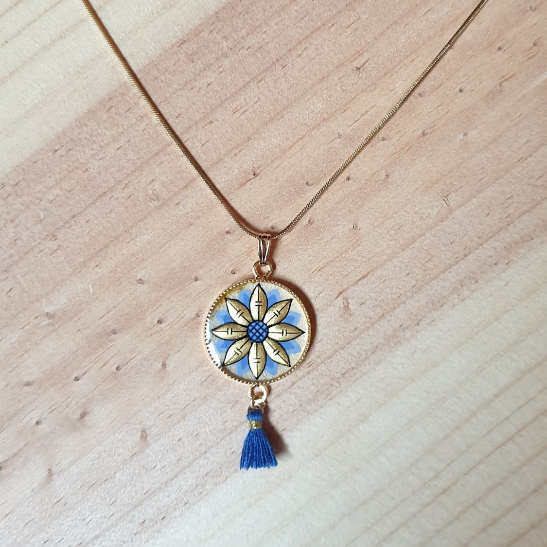 Collana con ciondolo a fiore oro/blu su catena d'oro