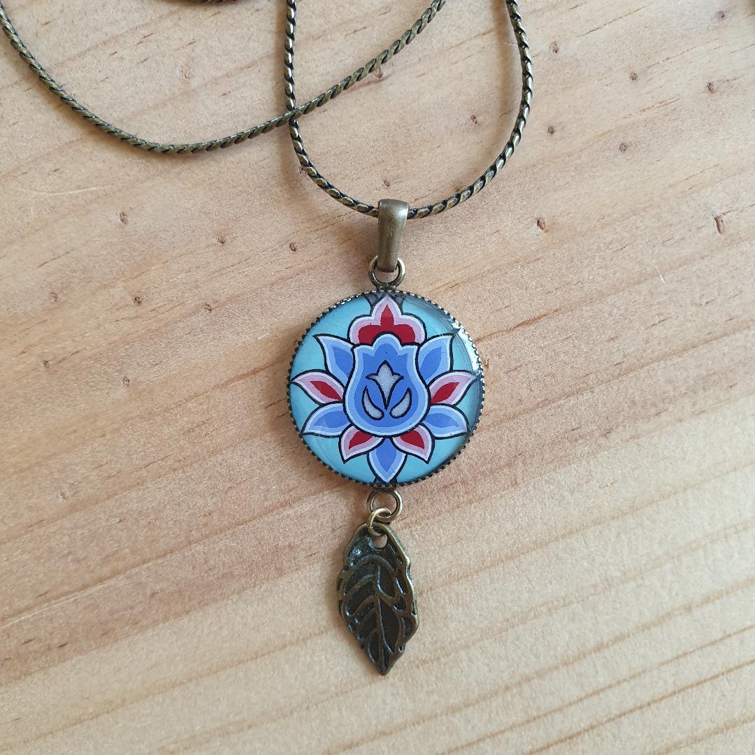 Collana con ciondolo a fiore verde/blu/rosa su catena d'argento