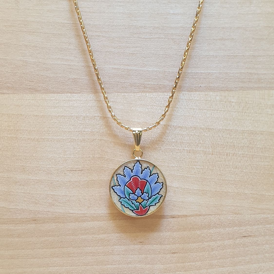 Collana con ciondolo a forma di fiore orientale blu illuminato