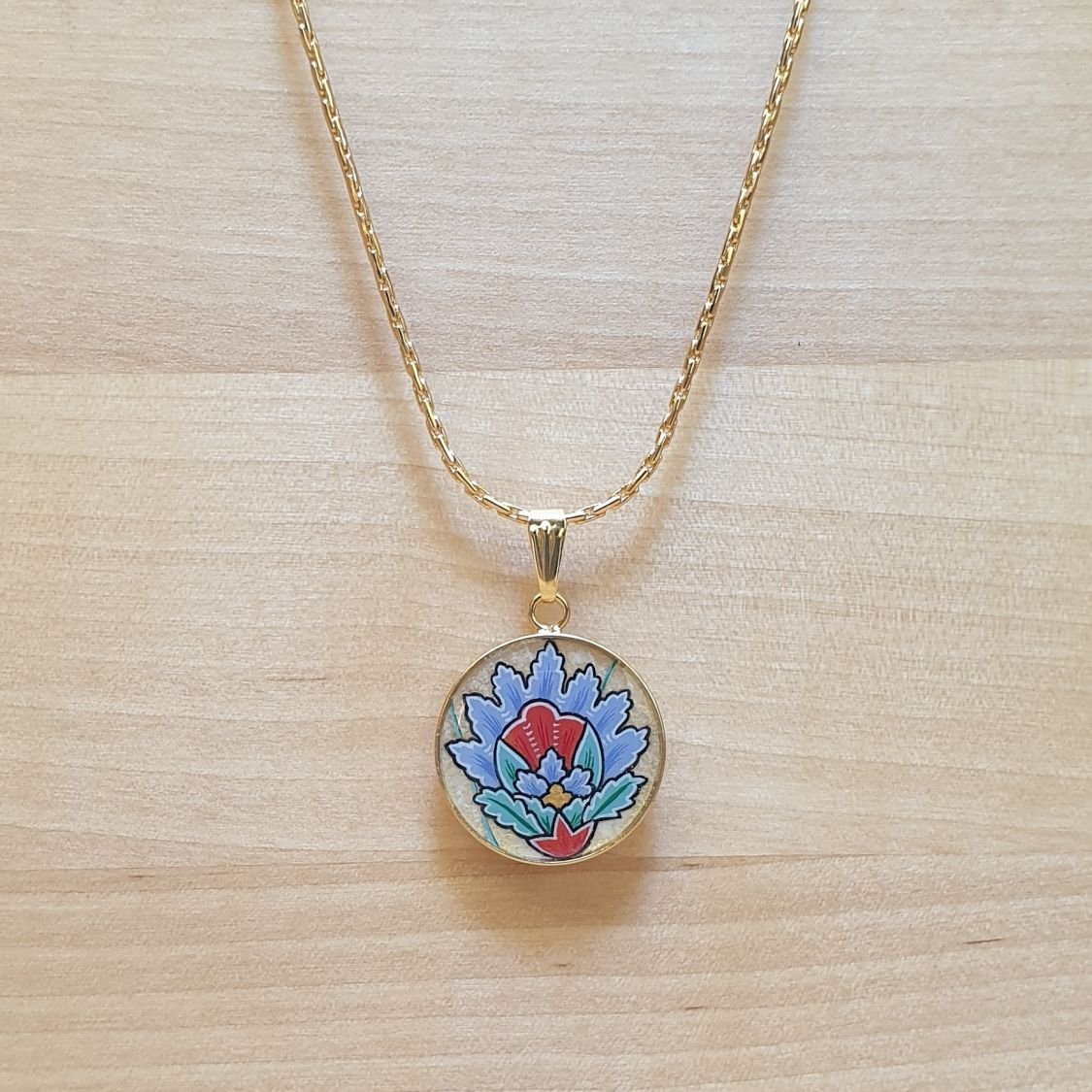 Collana con ciondolo a forma di fiore orientale blu illuminato