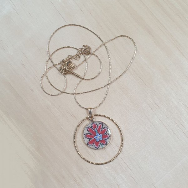 Collier pendentif fleur orientale rouge sur cha&icirc;ne dor&eacute;e