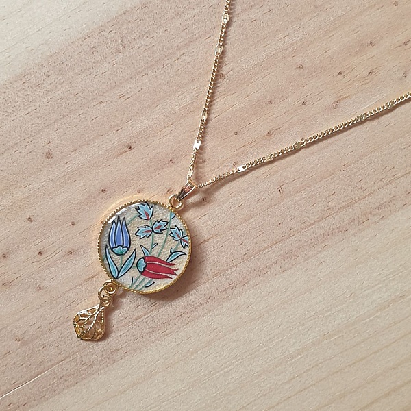 Collana con ciondolo a fiori orientali illuminati da portare al collo o al collo