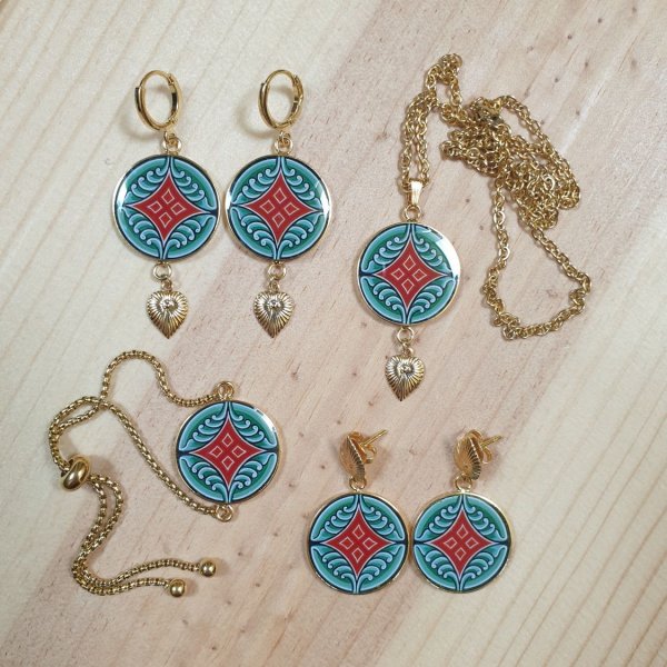 Collier pendentif motif v&eacute;g&eacute;tal m&eacute;di&eacute;val