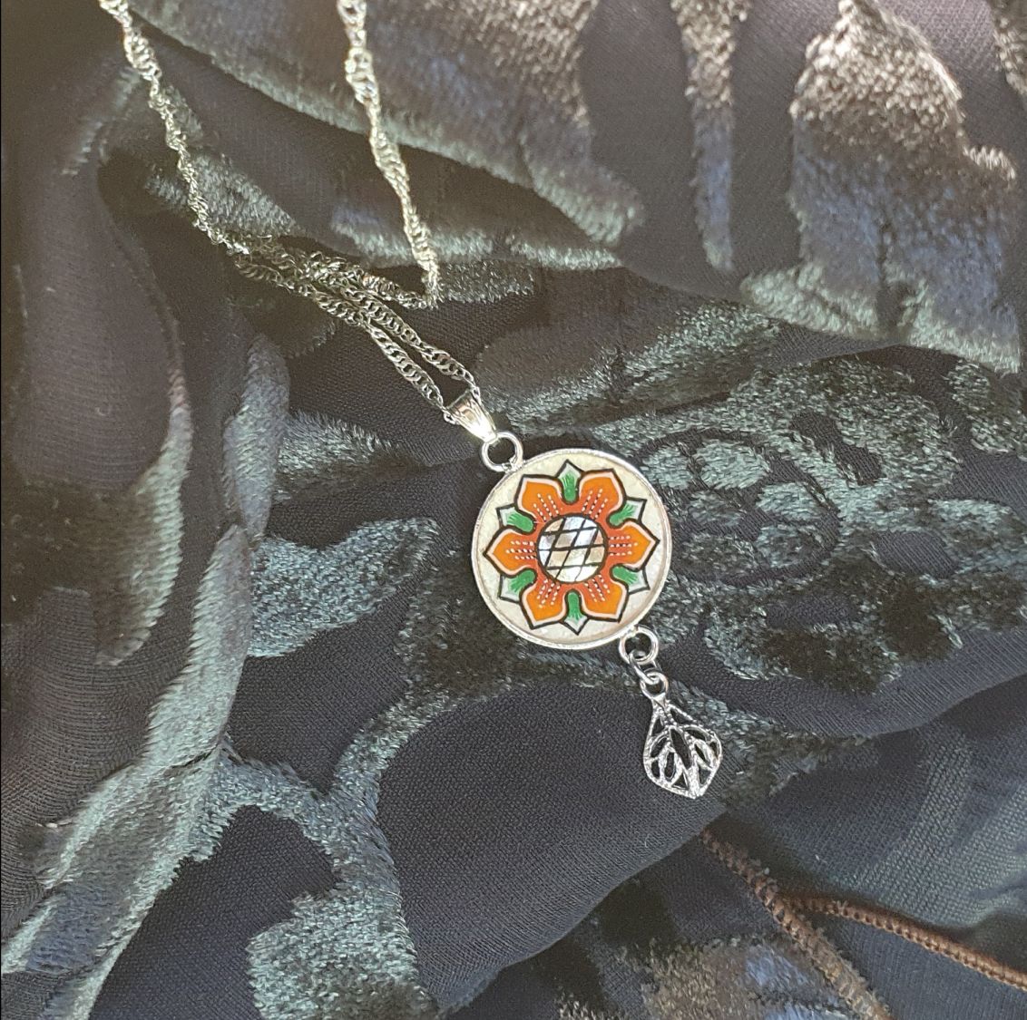 Collana con ciondolo a forma di fiore primaverile arancione/oro su catena d'argento