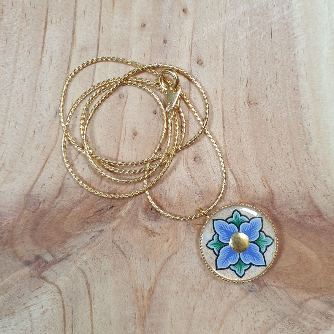 Collana con fiori rosa o blu su catena d'oro