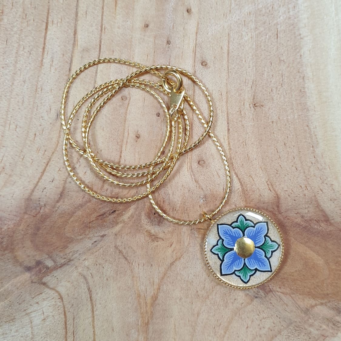 Collana con fiori rosa o blu su catena d'oro