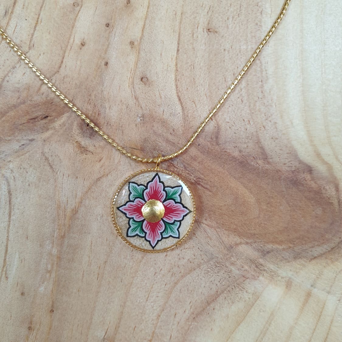 Collana con fiori rosa o blu su catena d'oro