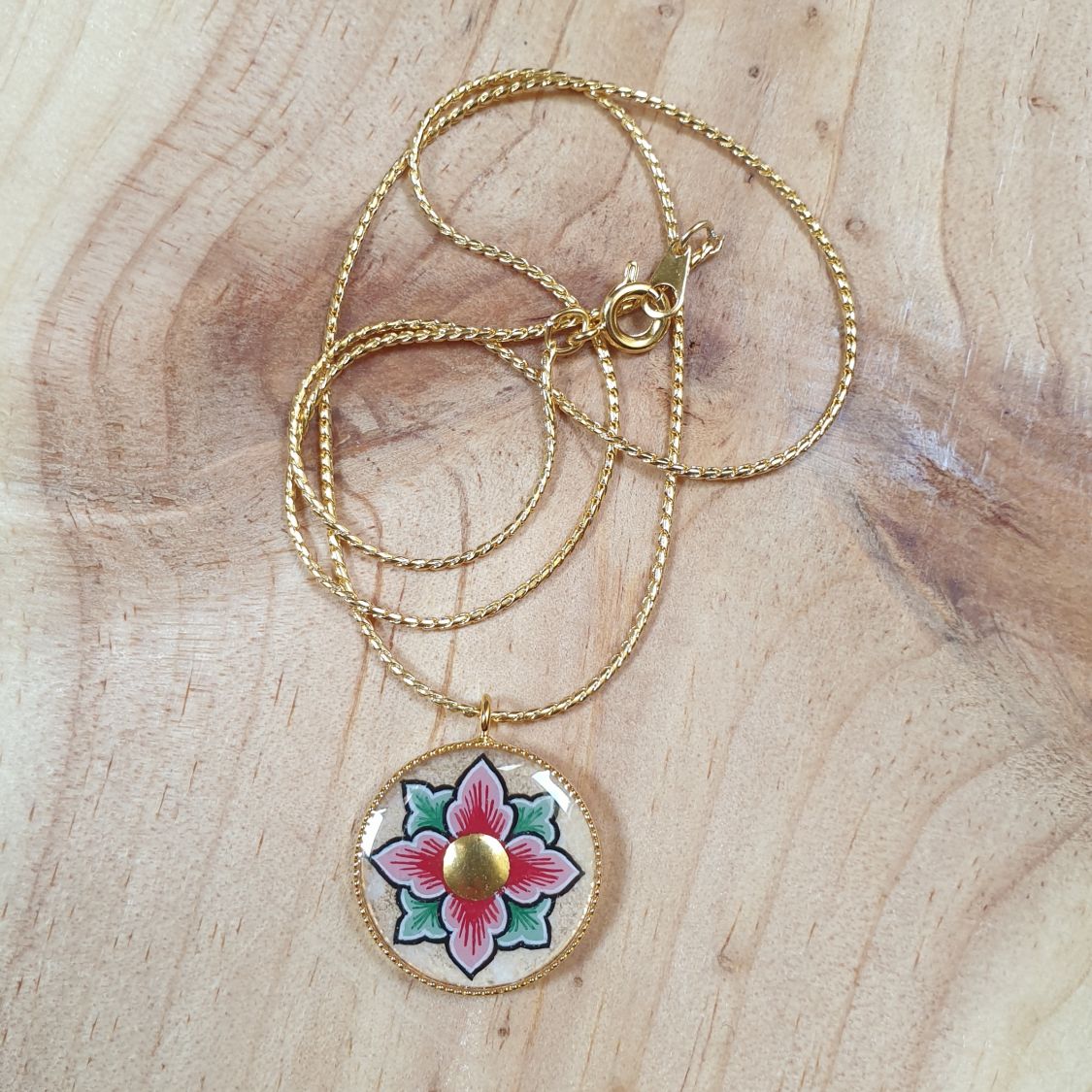 Collana con fiori rosa o blu su catena d'oro