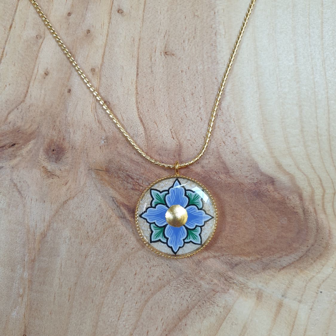 Collana con fiori rosa o blu su catena d'oro