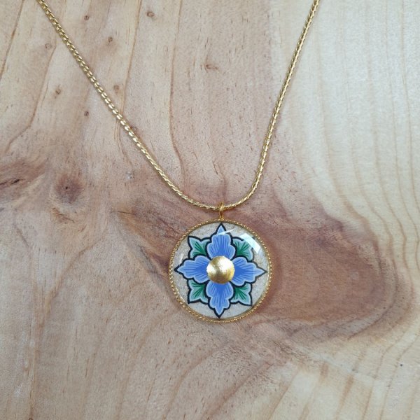 Collana con fiori rosa o blu su catena d'oro